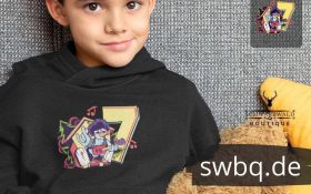 junge auf dem sofa mit schwarzem hoodie mit motiv 7. geburtstag schwarzwald