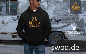 mann mit sonnenbrille und schwarzem hoodie mit aufdruck bleed gloffe