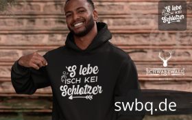mann mit schwarzem hoodie mit design das leben ist kein schlotzer alemannischer spruch