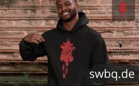 mann mit schwarzem hoodie mit schwarzwaelder kuckucksuhr rot logo