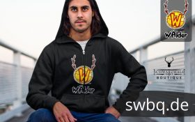 mann auf der bruecke mit schwarzem hoodie mit logo waelder hochschwarzwald