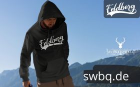 mann in den bergen mit grauem hoodie mit feldberg design