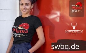 glueckliche frau mit schwarzem t-shirt mit logo ohne mama geht hier gar nix