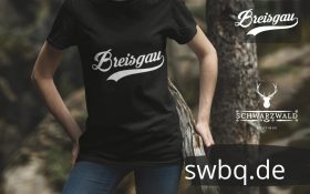 frau im wald mit schwarzem t-shirt mit breisgau design