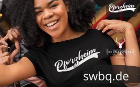 glueckliche frau im studio mit schwarzem tshirt mit pforzheim design