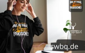frau am schreibtisch mit kopfhoerern und schwarzem sweatshirt mit alemannisch badisch fuer einzelgaenger design