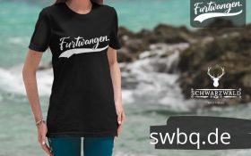 frau am strand mit schwarzem t-shirt mit furtwangen logo