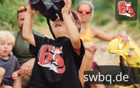 junge mit eltern im freien mit schwarzem shirt mit motiv 6. geburtstag schwarzwald