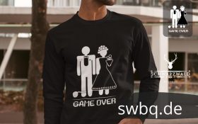 mann mit bart und schwarzem langarm shirt mit bildmotiv junggesellenabschied im schwarzwald