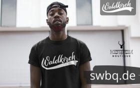mann mit bart und muetze mit schwarzem tshirt mit waldkirch design