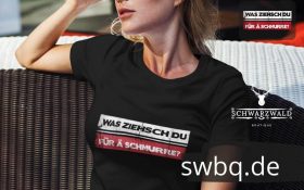 frau sitzend auf einem sofa mit schwarzem t-shirt mit was ziehsch du fuer ae schnurre design