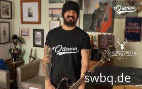 baertiger mann mit muetze und schwarzem t-shirt mit ortenau design