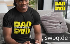 mann sitzend auf dem sofa mit schwarzem shirt mit logo black forest dad