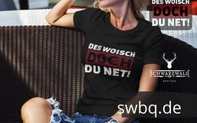 frau auf einem sofa mit schwarzem t-shirt mit des woisch doch du net design