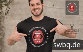 gluecklicher mann im studio mit schwarzem tshirt mit black forest cherry logo