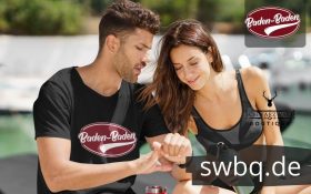 paerchen sitzend am see mann mit schwarzem shirt mit baden-baden design