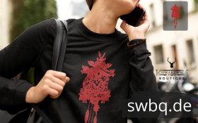 frau mit tasche, telefon und schwarzem langarm tshirt mit schwarzwaelder kuckucksuhr rot design