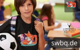 junge mit schultasche und schwarzem t-shirt mit 10. geburtstag schwarzwald design