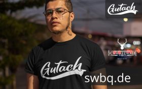 mann mit brille und tatoos mit schwarzem t-shirt mit gutach motiv