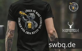 rueckenansicht eines mannes im studio mit einem schwarzen tshirt mit dem design lieber de mage verrenge als em wirt was schenge