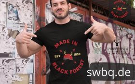mann der auf das design made in black forest zeigt traegt ein schwarzes t-shirt