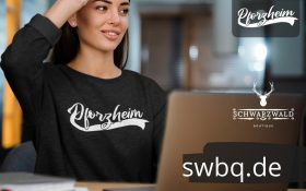 frau mit laptop und schwarzem sweatshirt mit pforzheim motiv