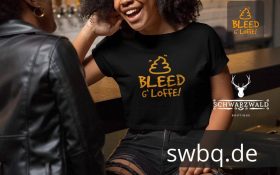 gluckliche frau in einem restaurand mit schwarzem shirt mit bleed gloffe motiv