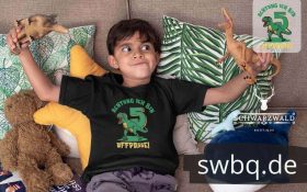 junge spielend auf dem sofa mit schwarzem tshirt mit design 5. geburtstag schwarzwald