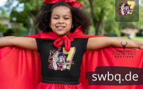 maedchen mit rotem umhang und schwarzem t-shirt mit design 7. geburtstag schwarzwald