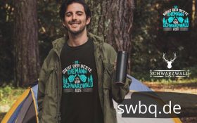 mann mit jacke und schwarzem shirt mit bester ehemann aus dem schwarzwald design