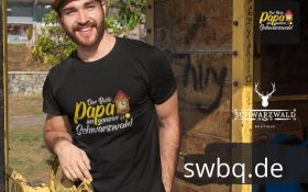 mann mit bart, muetze und schwarzem t-shirt mit logo der beste papa im ganzen schwarzwald