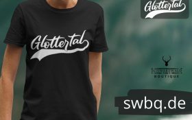 frau mit schwarzem t-shirt-mit-glottertal-design
