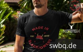 mann im garten mit schwarzem t-shirt mit design made in black forest