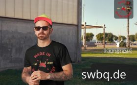 mann mit muetze und schwarzem t-shirt mit made in black forest design