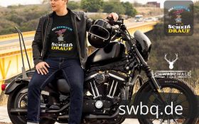 mann auf motorrad mit schwarzem t-shirt mit sei kuckuck scheiss drauf motiv