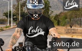 mann auf dem motorrad mit schwarzem t-shirt mit lahr design