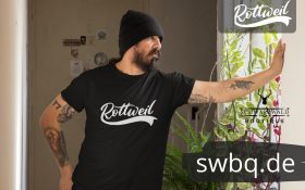 mann mit muetze und schwarzem t-shirt mit rottweil motiv