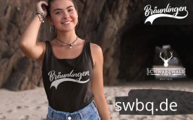 frau am strand mit schwarzem tank top mit logo braeunlingen