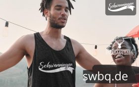 mann mit rasta locken und schwarzem tank top mit logo schwenningen