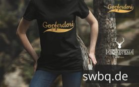 oberkoerper einer frau im wald mit schwarzem shirt mit gopferdori alemannisch motiv