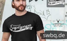 mann mit bart und schwarzem shirt mit schwarzwald super papa design