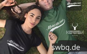 paerchen liegend auf der wiese mit t-shirts mit logo markgraeflerland