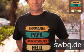 mann mit schwarzem t-shirt mit schwarzwaelder ehemann und papa design
