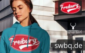 frau mit blauem hoodie mit freiburger logo