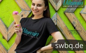 glueckliche frau mit schwarzem t-shirt mit black forest vitamin design