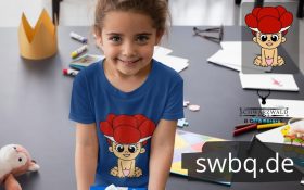 maedchen in der schule mit blauem tshirt mit schwarzwald baby mit bollenhut logo