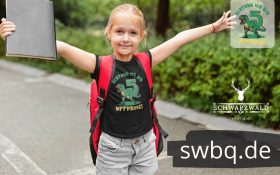 maedchen mit schultasche und schwarzem t-shirt mit motiv 5. geburtstag schwarzwald