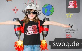 maedchen mit raketen brille hut und schwarzem t-shirt mit 8. geburtstag schwarzwald design