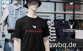 schaufensterpuppe mit hut und schwarzem t-shirt mit schwarzwaldliebe design