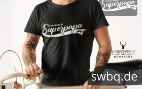 mann mit fahrrad und schwarzem tshirt mit schwarzwald super papa motiv